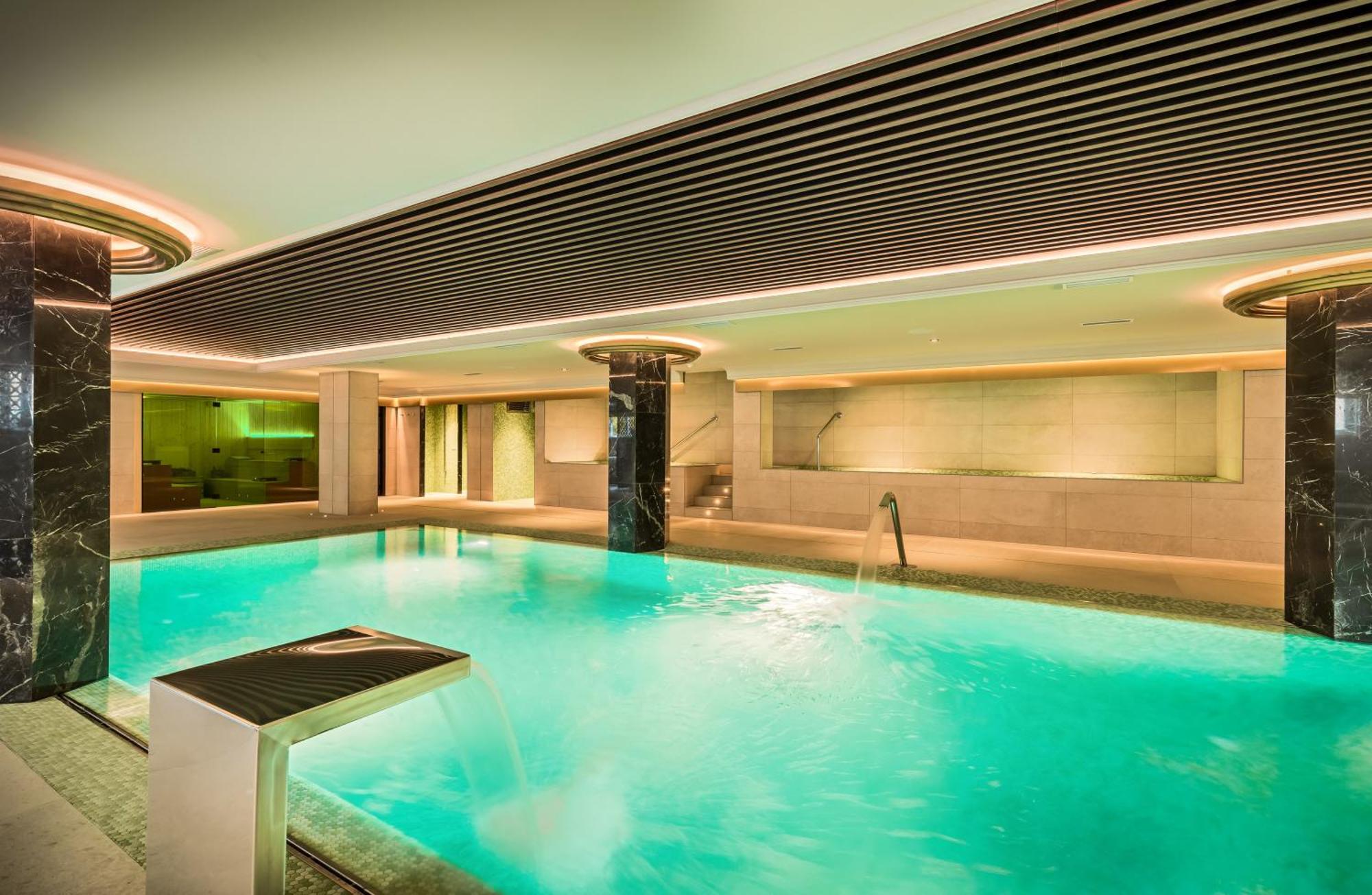 Barcelo La Nucia Palms Hotel Exterior photo The swimming pool at the InterContinental Budapest